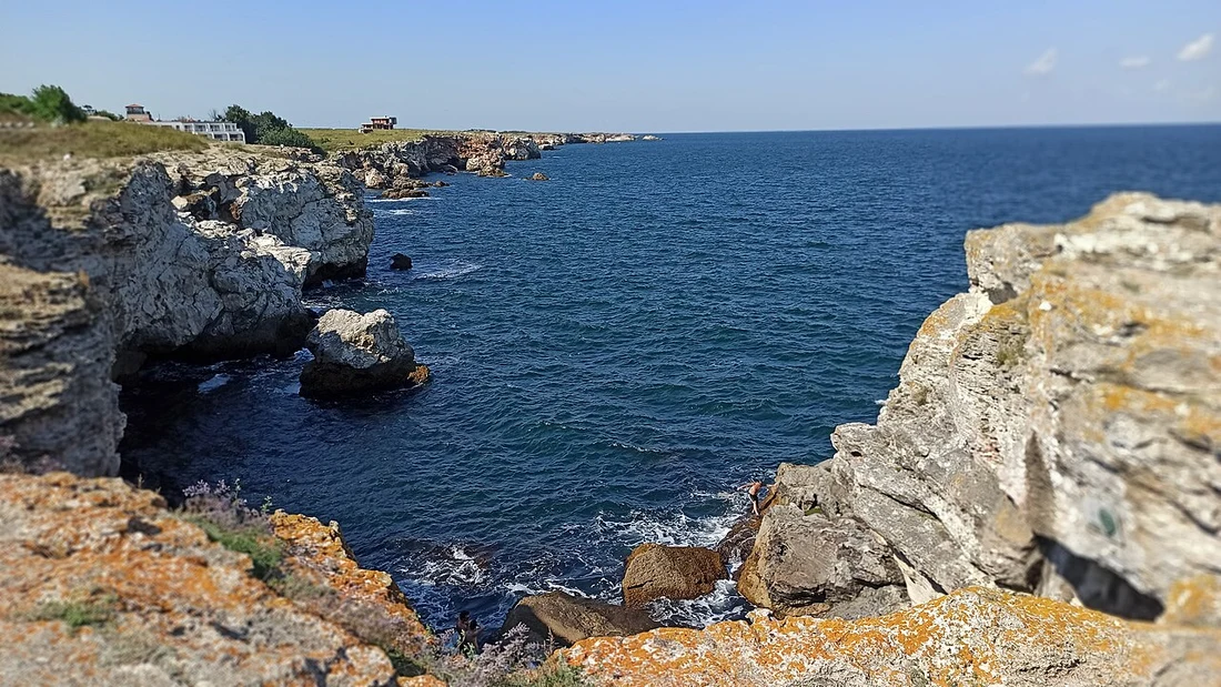 The rocky coast at Tyulenovo village